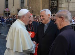Der neue Ordensgeneral (Mitte) mit Papst Franziskus und seinem Vorgänger Adolfo Nicolas (rechts)
