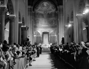 1965 zelebrierte Paul VI. in der Pfarrei Ognissanti erstmals die Heilige Messe nach dem Missale jenes Jahres zum Teil in der Volkssprache