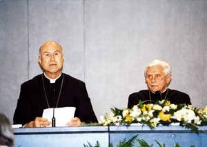 Die Pressekonferenz im Juni 2000: Kardinal Ratzinger und der spätere Kardinal Bertone (links).