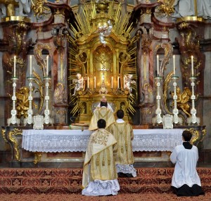 Heilige Messe der Petrusbruderschaft im überlieferten Ritus am Hochaltar der Basilika und Stiftskirche von Ottobeuren