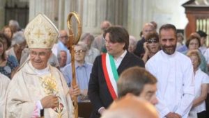 Kathedrale von Asti am 15. August: Bischof, Bürgermeister und Imam