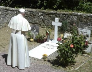 Papst Franziskus am Grab von Don Milani