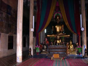Buddha-Statue vor der General Sosa betete