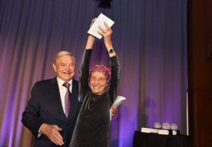 Emma Bonino bei der Preisverleihung durch George Soros
