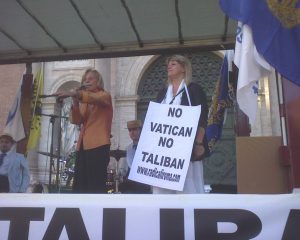 Emma Bonino während des Pontifkats von Benedikt XVI. "No Vatican, No Taliban"