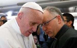 Papst Franziskus mit Antonio Spadaro SJ