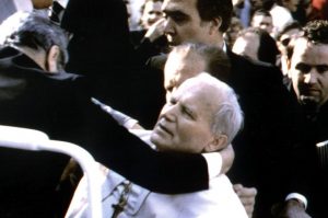 Johannes Paul II. bricht von Ali Agcas Kugeln getroffen zusammen