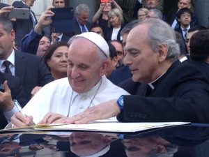 Papst Franziskus mit Kurienbischof Sanchez Sorondo