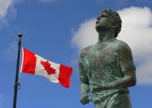 Kanadische Flagge mit Terry-Fox-Denkmal
