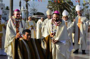 "Inka-Priester" ruft auf Bischof Contreras (rechts mit Bart)