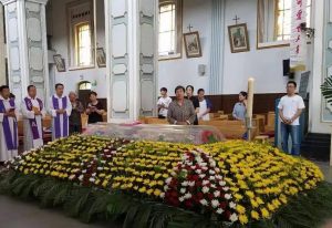 Eklatanter Kontrast: feierliche Aufbahrung von Bischof Sylvester Li Jiantang in Taiyuan