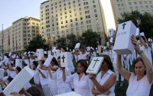 Mujeres en blanco protestieren gegen Abtreibungsfreigabe