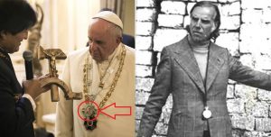 Evo Morales übergibt Franziskus ein Hammer-und-Sichel-Kreuz (das auch auf einer Halsette zu erkennen ist, die Franziskus trägt). Rechts dessen Erfinder, der Jesuit Luis Espinal.