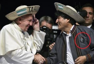 Franziskus mit Evo Morales (mit Che Guevara-Abbild) am 9. Juli 2015 in Santa Cruz de la Sierra