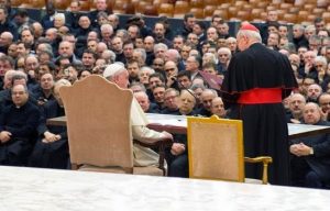 Papst Franziskus mit dem Klerus von Rom (2015)