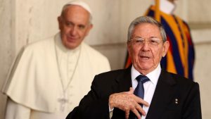  Raul Castro mit angeftetem Orden "Held Kubas", nach dem Vorbild des Ordens "Held der Sowjetunion" im Vatikan.