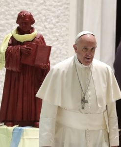 Papst Franziskus mit Martin Luther im Hintergrund