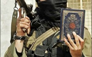 IS-Kämpfer mit Koran