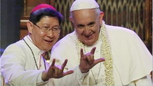 Kardinal Tagle und Franziskus in Manila (2015)
