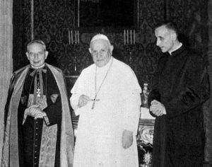 (v.l.) Kardinal Lercaro, Papst Johannes XXIII., Giuseppe Dossetti (1962)