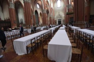 Kirche San Petronio: Alles für das Mittagessen mit dem Papst vorbereitet