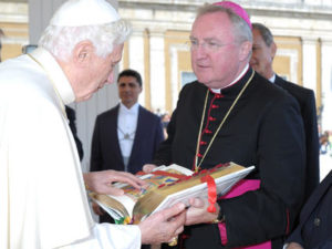 Oktober 2011: Arthur Roche überreicht Benedikt XVI. die neue, englische Übersetzung des Missale Romanum.
