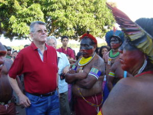 Bischof Kräutler bei Indios im Amazonas