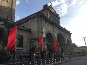 Rote Fahnen vor der Kirche (Philippinen)