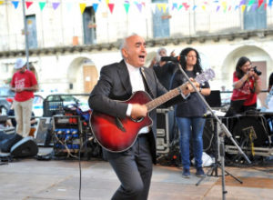 Bischof Staglianò greift auch öffentlich gern zur Gitarre und singt.