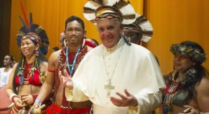 Amazonas-Synode: Franziskus mit Amazonas-Indios am Rande des Weltjugendtages 2013 in Rio de Janeiro.