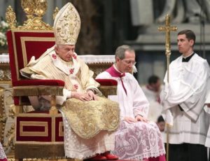 Benedikt XVI. mit Msgr. Guido Marini Anfang 2013