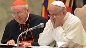 Kardinal Vallini mit Papst Franziskus