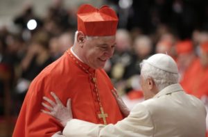 Müller nach der Kardinalskreierung mit Benedikt XVI.