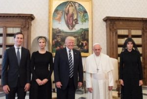 Franziskus mit Donald Trump