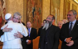 Umarmung: Papst, Marcó, Rabbi Goldman, Imam Aboud.