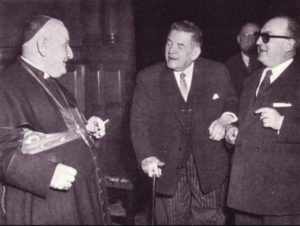 Kardinal Roncalli mit Zigarette