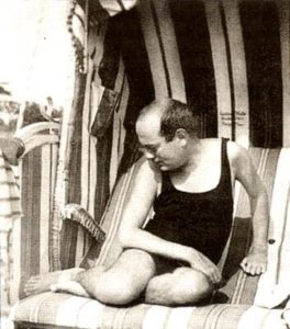 Adorno 1933 am Strand auf Rügen.