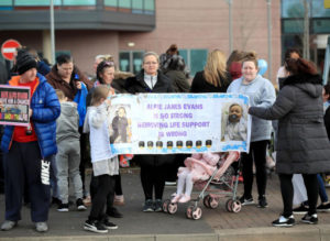 Unterstützer von Alfie vor dem Krankenhaus