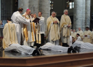 Erzbischof Léonard spendet Angehörigen der Bruderschaft die Weihe