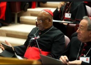 Kardinal Napier während der Synode 2014 neben Kardinal Maradiaga