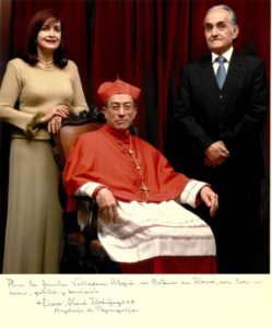 Kardinal Maradiaga mit dem Botschafter und seiner Frau samt Widmung