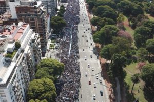 Marsch für das Leben durch die Straßen von Buenos Aires