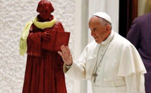 Papst Franziskus mit Martin Luther im Vatikan