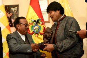 Ticona Porco wird von Evo Morales ausgezeichnetn