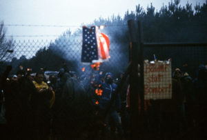 Demonstration 1982 gegen Raketenstationierung mit Verbrennen einer US-Fahne