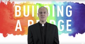 James Martin, sieht sich als „Brückenbauer“ zwischen Kirche und Homosexuellen. Der Preis ist die Anerkennung der Homosexualität.