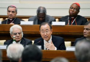 UNO-Generalsekretär Ban Ki-moon bei einer Tagung der Päpstlichen Akademie der Wissenschaften, links von ihm Italiens Staatspräsident Mattarella