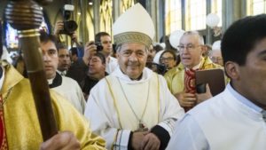 Amtseinführung von Bischof Barros (2015), rechts P. Arana