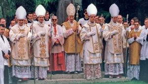 Erzbischof Lefebvre mit den vier neugeweihten Bischöfen