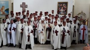 Gruppenbild nach der Messe: Erzbischof mit Freimaurern